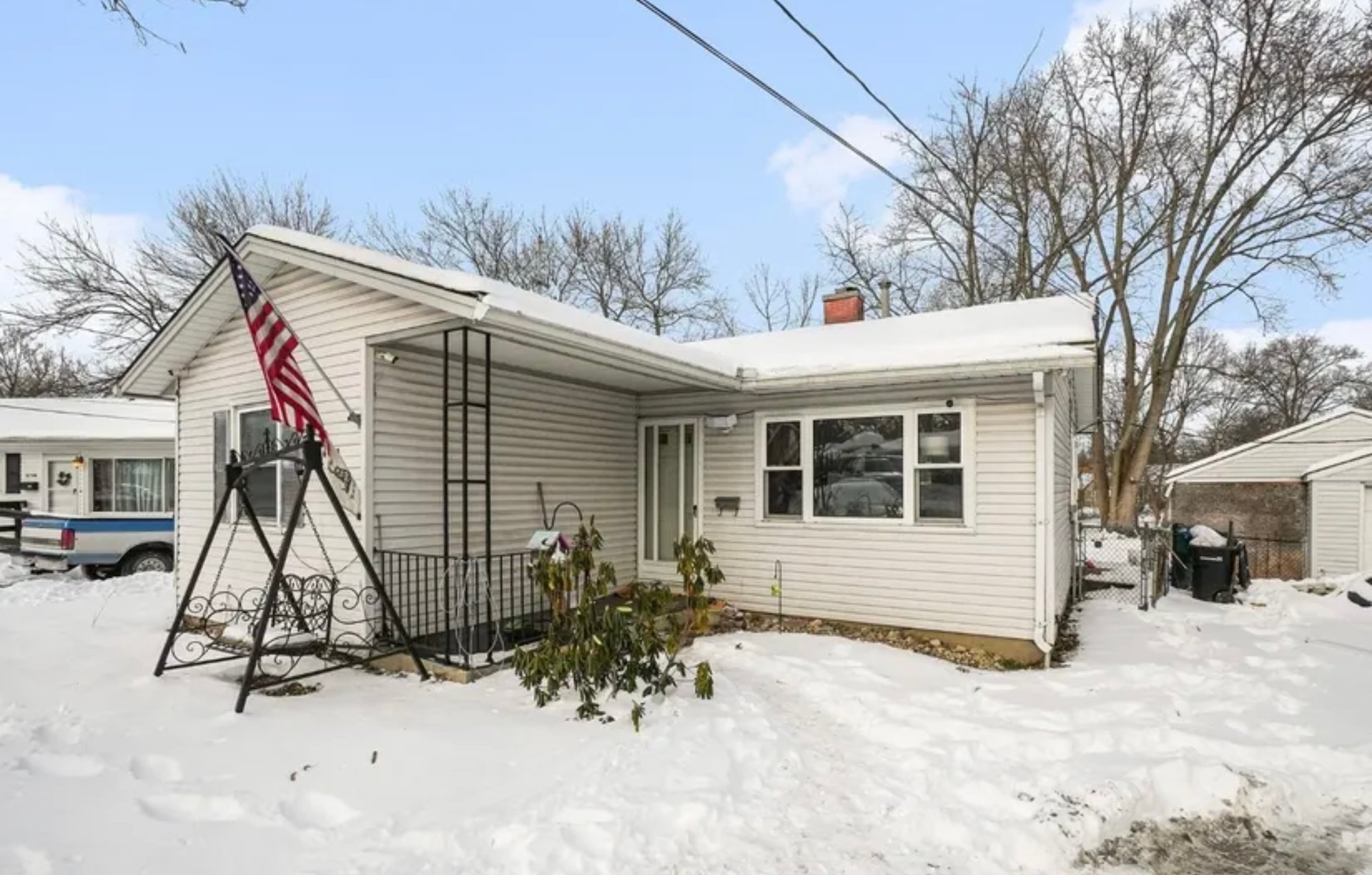 Photo of White House in mount Washington Cincinnati with American flag in front